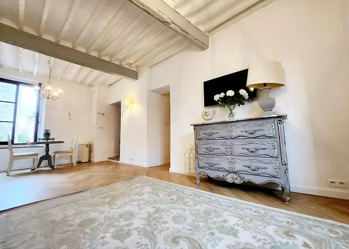 La Tour Antiboise - Dans Le Vieil