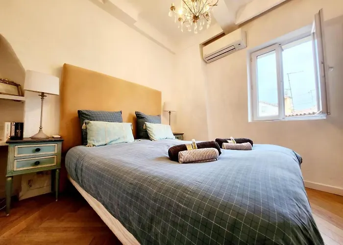 La Tour Antiboise - Dans Le Vieil Daire